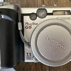 Canon PowerShot G6 in Silver and Black